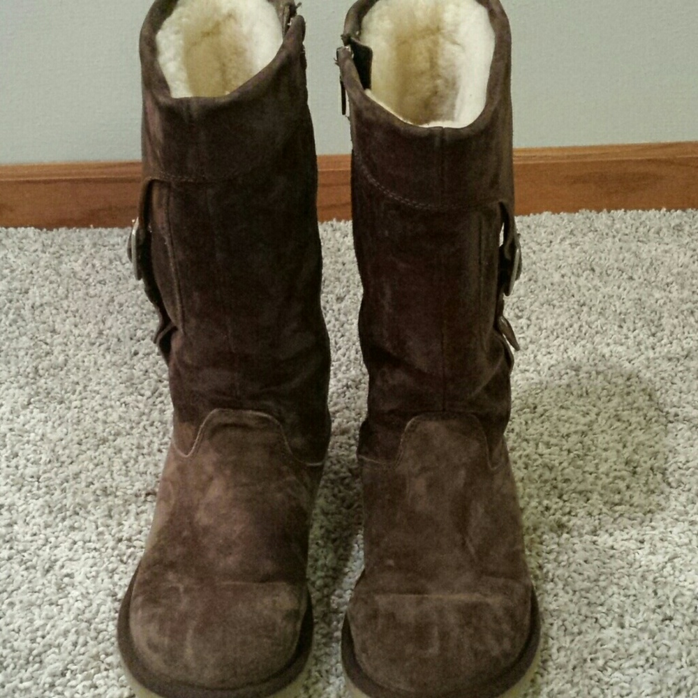 Buckle pocket Uggs